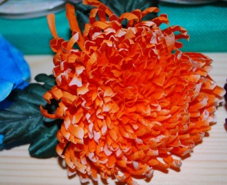 Брошь "Оранжевая хризантема"